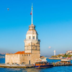 Der Leander-Turm (Mädchenturm) diente als Leuchtturm, als Quarantäne- und Zollstation sowie als Alterswohnsitz für Marine-Offiziere und gehört zu den Wahrzeichen von Istanbul, Türkei